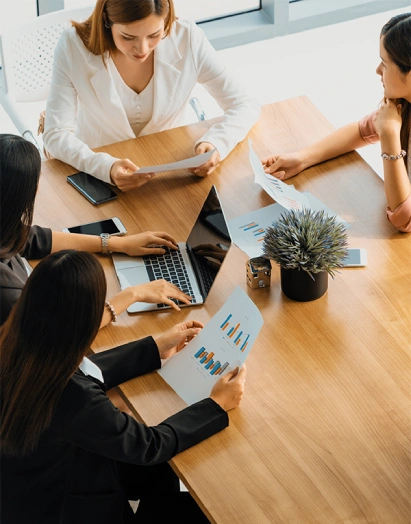 businesswomen-meeting-laptop-computer